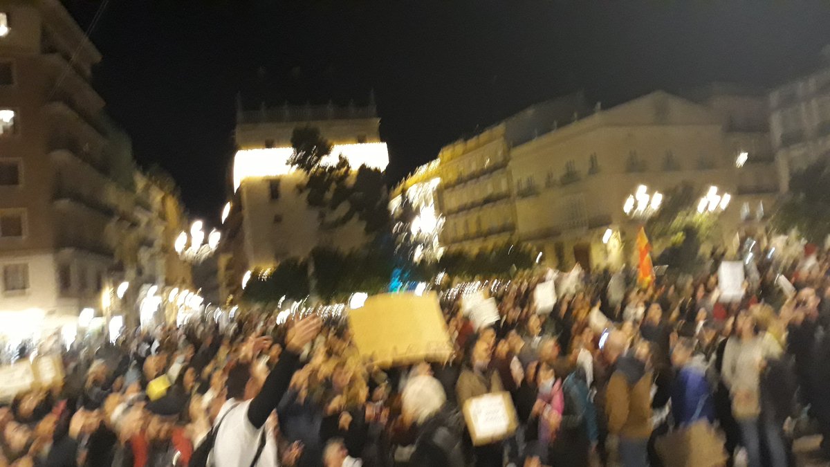 NEGRODSKONOCIDO's tweet image. Luego en tele dirán que éramos 5 o 6.
25.000 almas en la plaza de la virgen de Valencia (España).
Brutal!.
