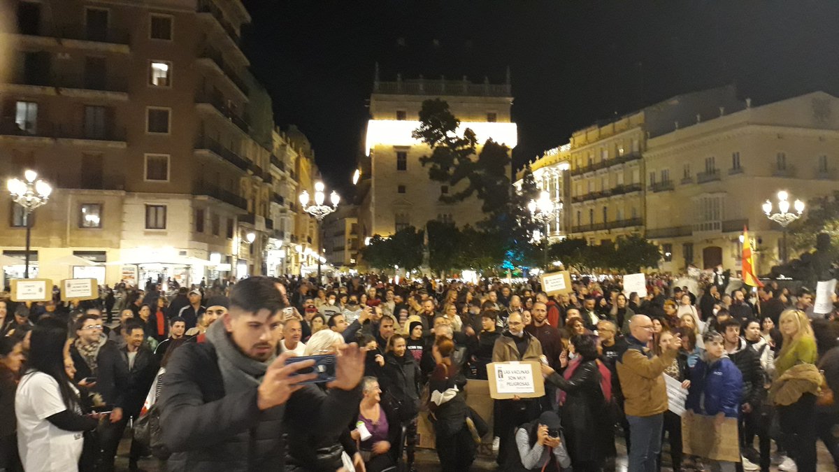 NEGRODSKONOCIDO's tweet image. Luego en tele dirán que éramos 5 o 6.
25.000 almas en la plaza de la virgen de Valencia (España).
Brutal!.