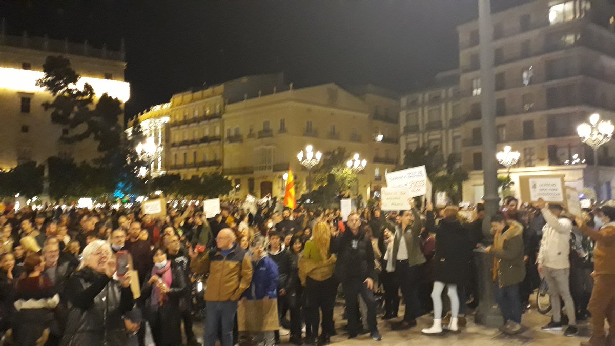 NEGRODSKONOCIDO's tweet image. Luego en tele dirán que éramos 5 o 6.
25.000 almas en la plaza de la virgen de Valencia (España).
Brutal!.