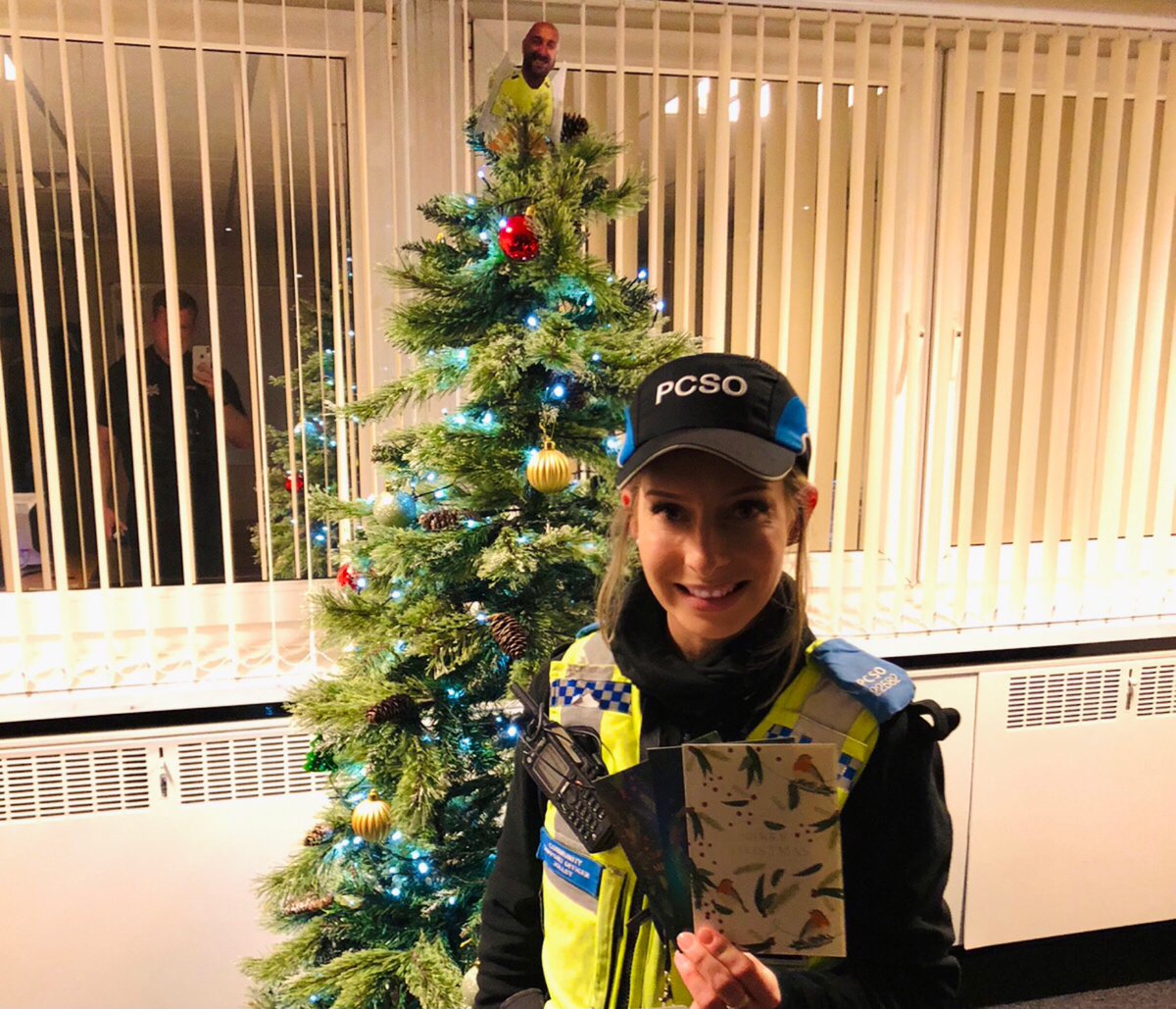 HaslingtonPol's tweet photo. This afternoon on her patrols, #pcsojolley22582 delivered her hand written festive cards to those on our beat who are either alone or are in need of a little extra cheer at this time of year! The response that we got was beautiful! We care about those in our Haslington Ward area! https://t.co/GOPrHNp4Fh