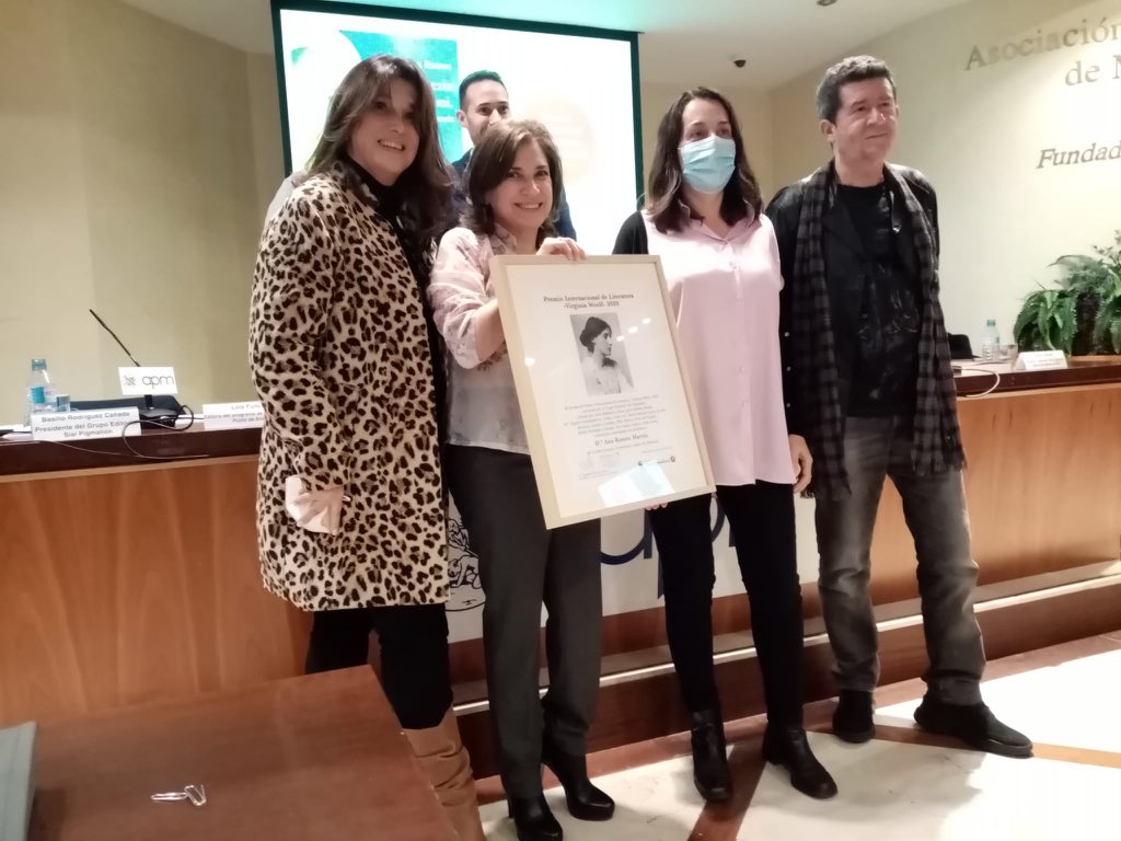 CarideDebora's tweet photo. Un placer disfrutar de la presentación del libro de mi amiga Ana Ramos, titulado "Lucrecia Tornabuoni, señora de Florencia "Premio Internacional de Literatura Virginia Wolf" 2020 en @aprensamadrid #AnaRamos https://t.co/3AFX6bu0vT