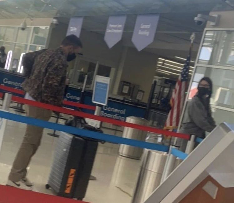 MayaHUpdates's tweet photo. 📸| Maya recientemente en el aeropuerto de Texas https://t.co/GbI50XVz8y