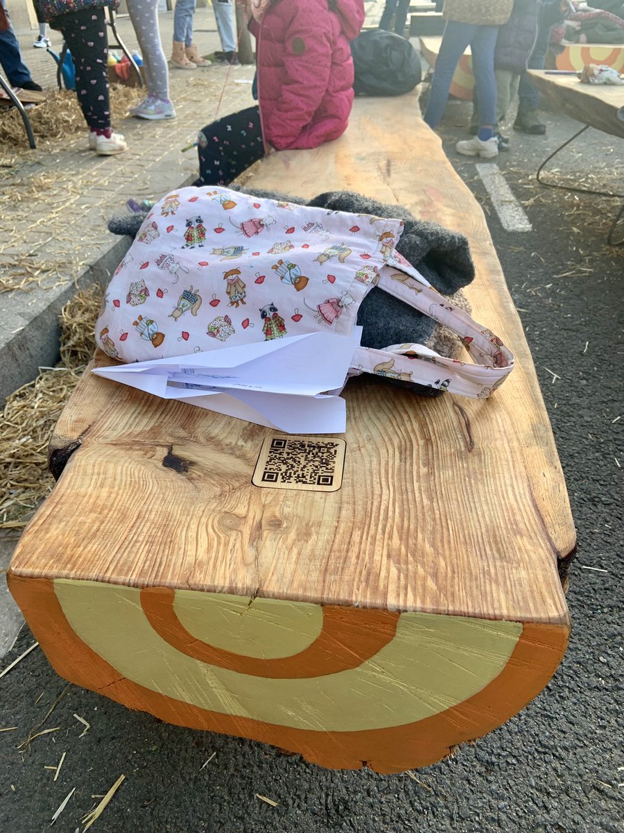 en el mobiliari de jocs infantils i bancs que incorpora l’actuació hi ha un codi QR que permet accedir a la informació sobre el seu origen 🙌🏻: escola-entenca.netlify.app/banctronc  escola-entenca.netlify.app/tronctalls