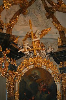 AntonioMaestre's tweet photo. La pobre @Macarena_Olona acaba de descubrir la Cruz de San Pedro o cruz Petrina. Nunca es tarde para conocer la historia del catolicismo, Macarena. https://t.co/wzrR6pwfNf