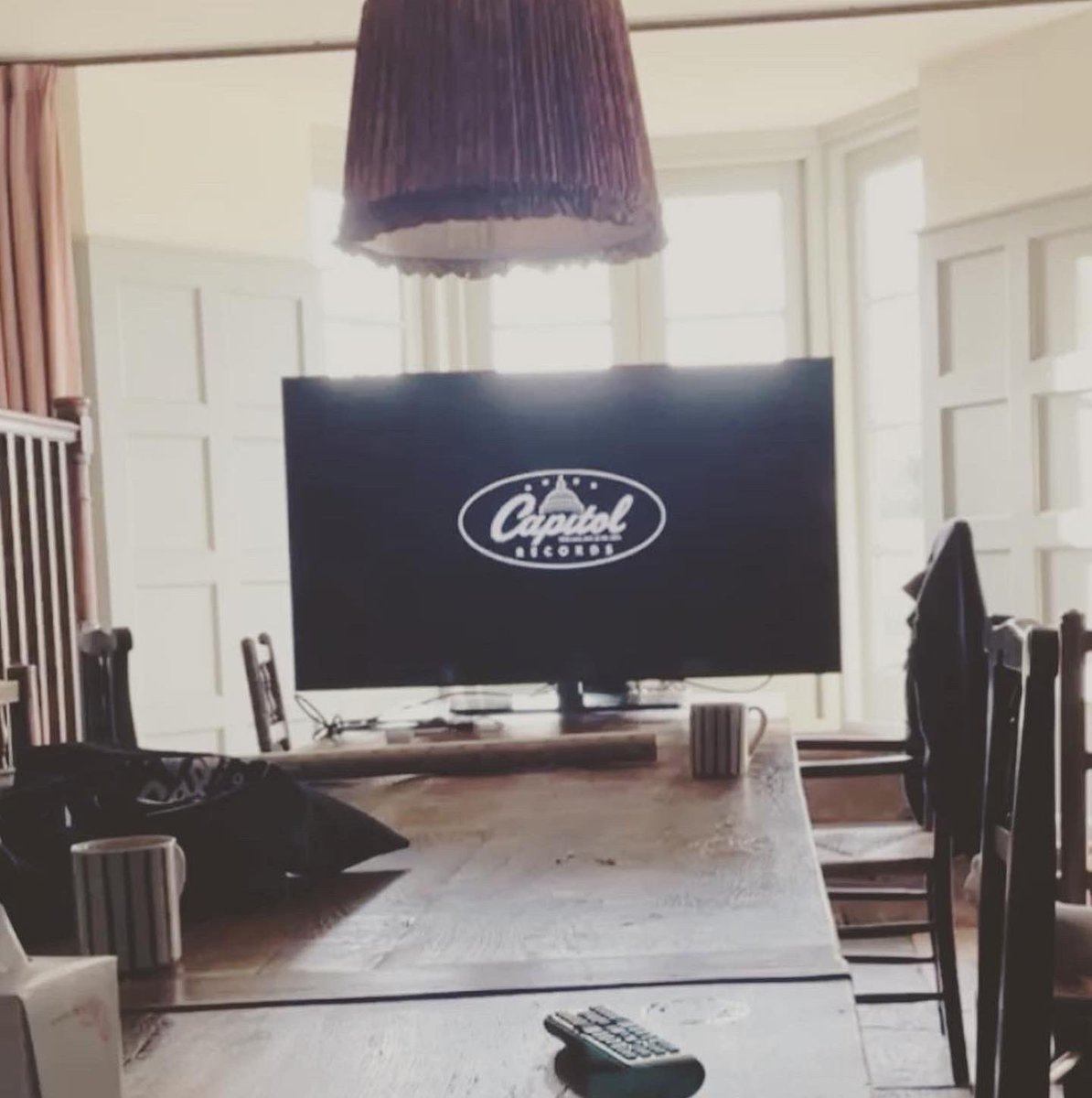 Early merry Xmas from the <a href="/CapitolUK/">Capitol Records</a>  family 🎅🏽❤️🙏🏽🎄