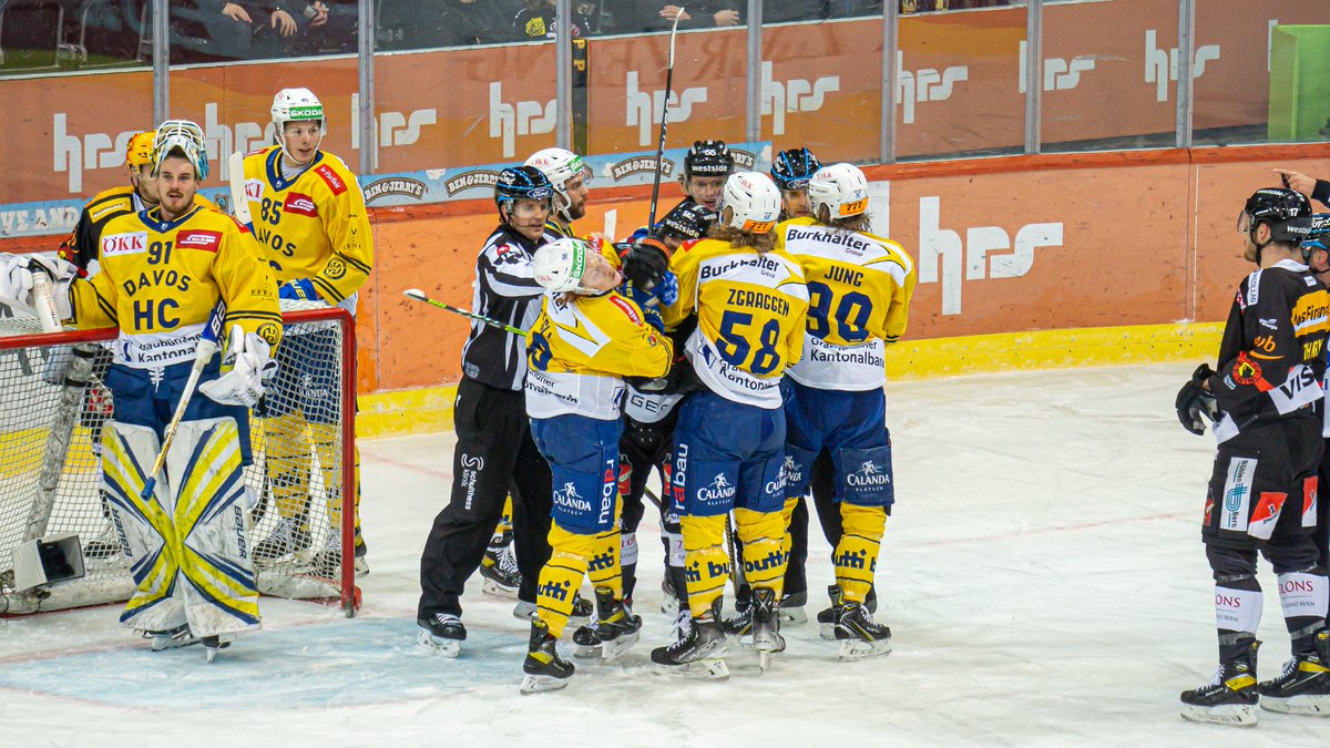 scbern_news's tweet photo. Von Anfang an bereit und bissig! 🔥🐻 Nach 20 Minuten führen wir Dank den Toren von Thierry Bader und Dominik Kahun gegen den @HCDavos_off mit 2:0. #SCBern #SCBHCD https://t.co/ruo14F01sB