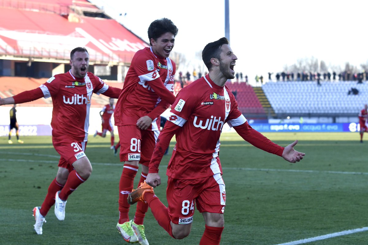 ACMonza's tweet photo. Emozioni vere 🤯 GRAZIE RAGAZZI! 😍⚪️🔴

#acmonza #monza #MonFro https://t.co/G1Ql7w1vRA