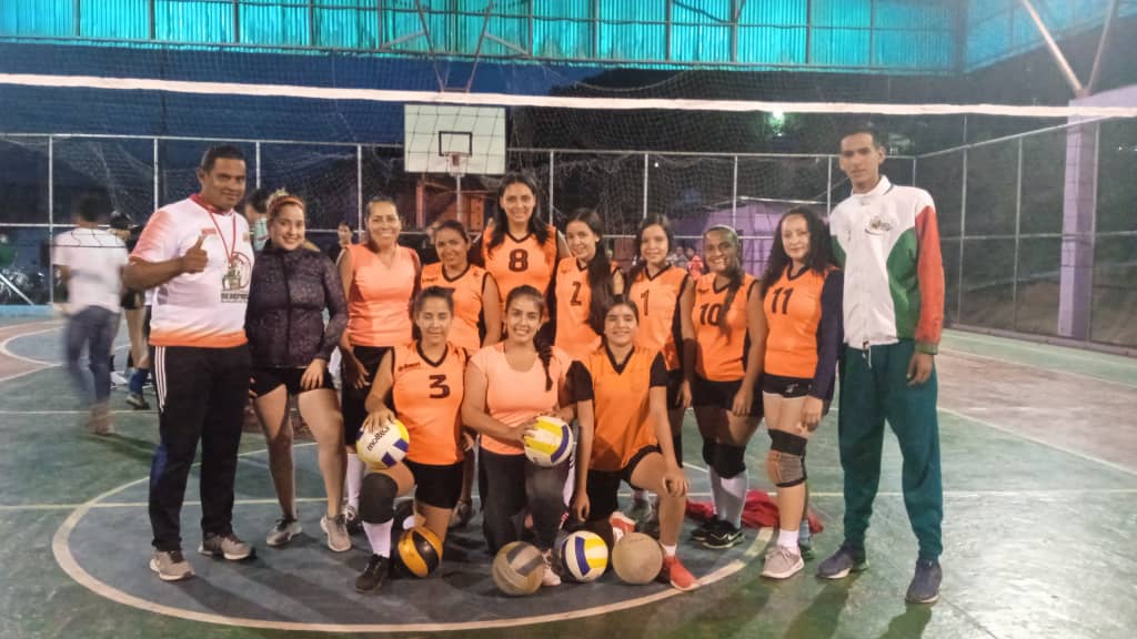 MarcaDeportAG's tweet photo. Continuando con la jornada del las Multi Finales en el Multi Torneo Copa 🏆 #FreeAlexSaab #10Diciembre 
Seguimos en la Cancha de la Vega con la disciplina de Voleibol Femenino entre la Escuela el Prado Vs Pampan CV 
Proclamándose Campeón la Escuela El Prado
@DeportTrujillo1 https://t.co/H1e488jv5a