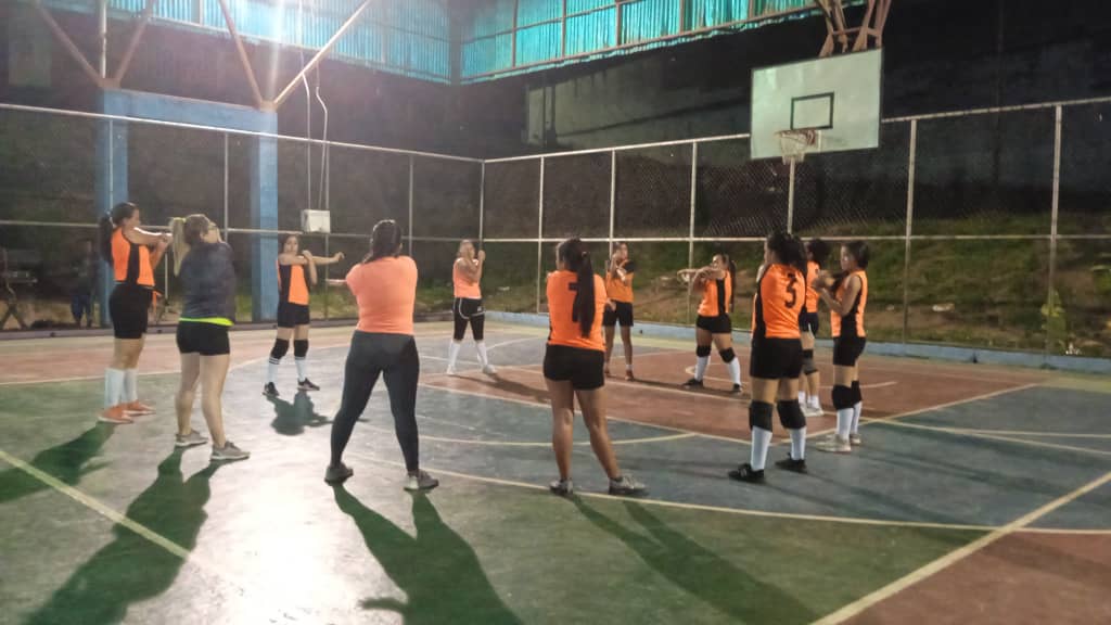 MarcaDeportAG's tweet photo. Continuando con la jornada del las Multi Finales en el Multi Torneo Copa 🏆 #FreeAlexSaab #10Diciembre 
Seguimos en la Cancha de la Vega con la disciplina de Voleibol Femenino entre la Escuela el Prado Vs Pampan CV 
Proclamándose Campeón la Escuela El Prado
@DeportTrujillo1 https://t.co/H1e488jv5a