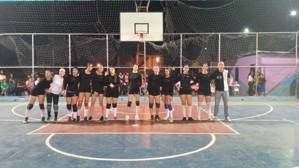 MarcaDeportAG's tweet photo. Continuando con la jornada del las Multi Finales en el Multi Torneo Copa 🏆 #FreeAlexSaab #10Diciembre 
Seguimos en la Cancha de la Vega con la disciplina de Voleibol Femenino entre la Escuela el Prado Vs Pampan CV 
Proclamándose Campeón la Escuela El Prado
@DeportTrujillo1 https://t.co/H1e488jv5a