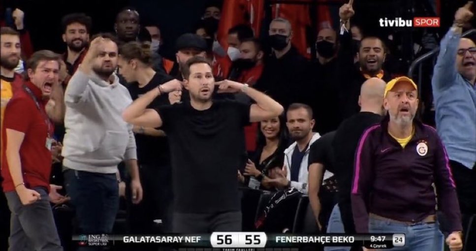 HAHAHAHAHAHAHAHAHAHAJAJAHAJJAAJJAHAJAJAJAJAJA OLM MAÇ BİTMEDEN EĞLENİLMECEGİNİ KOREOGRAFİ OLAYINDAN HALA  ANLAMADINIZ MI