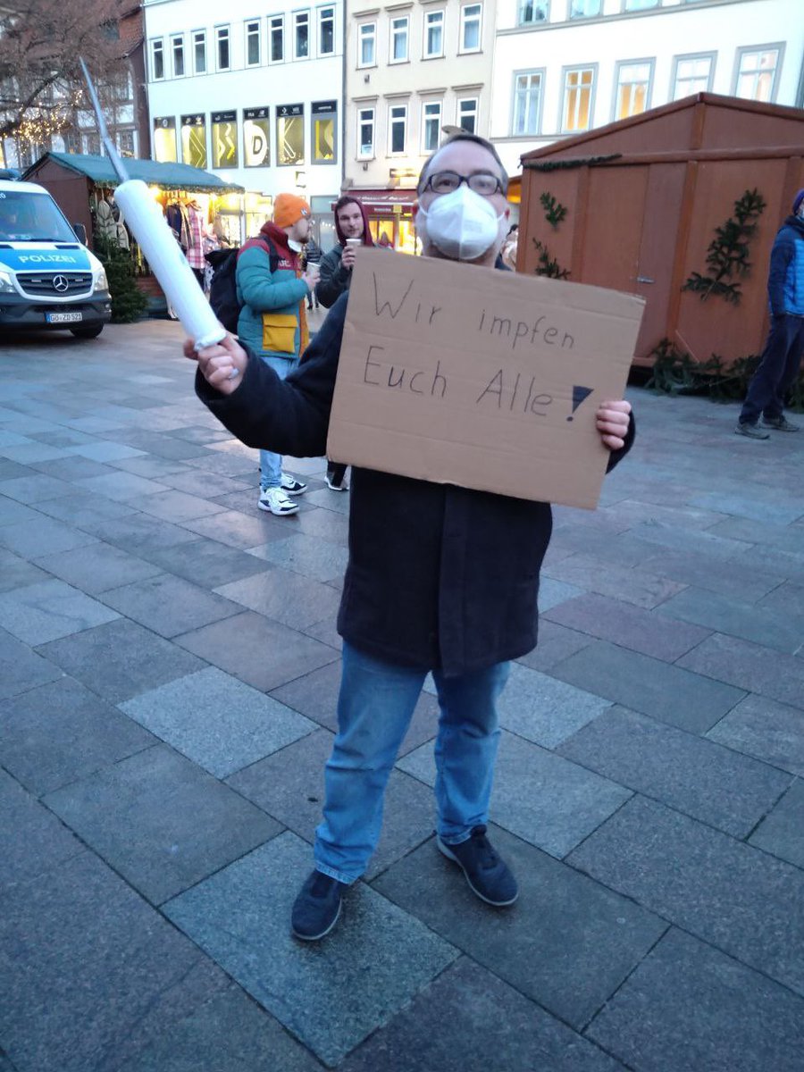 Circa 80 Hirnentkernte #Querdenker folgten dem Ruf von #studentenstehenauf und erdreisteten sich heute Abend in #Göttingen für eine Verschärfung der Pandemie zu demonstrieren.

Die #DankeAntifa und eine sehr gute PARTEI waren am Start um sie zu verhöhnen.