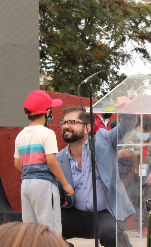 angelina_giglio's tweet photo. ¿Ustedes saben que agacharse para hablar con un niño es muy importante? Quedas a su altura, a su nivel. Dejas de mirarlo hacia abajo y lo puedes mirar directo a sus ojos. Hermoso @gabrielboric 👏🏻. Gracias por ese gesto y por el diálogo que se creó con Facundo❤️🌳 https://t.co/ht5u97qAgh