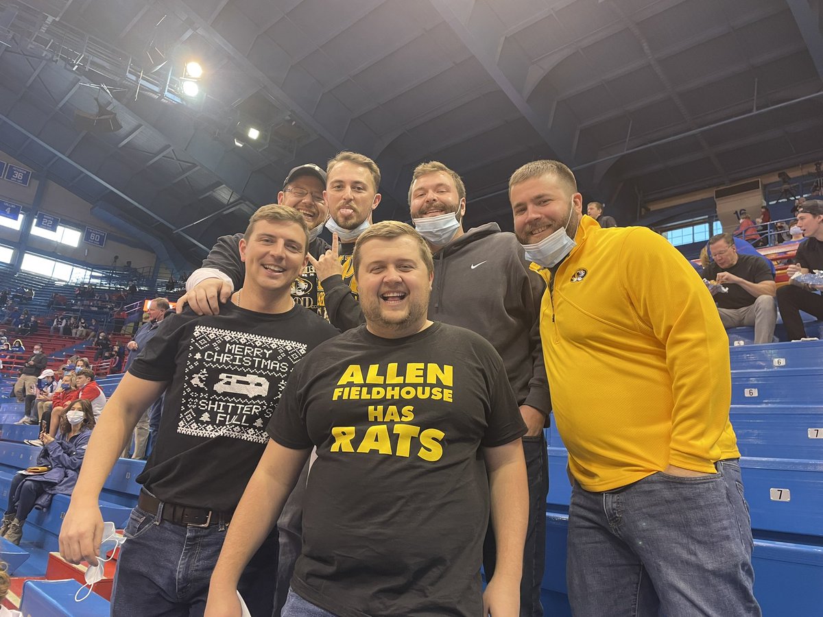 LaurenMichelson's tweet photo. We’ve got some #Mizzou fans already! Check out that shirt! @KOMUsports https://t.co/c8FK1VywyL