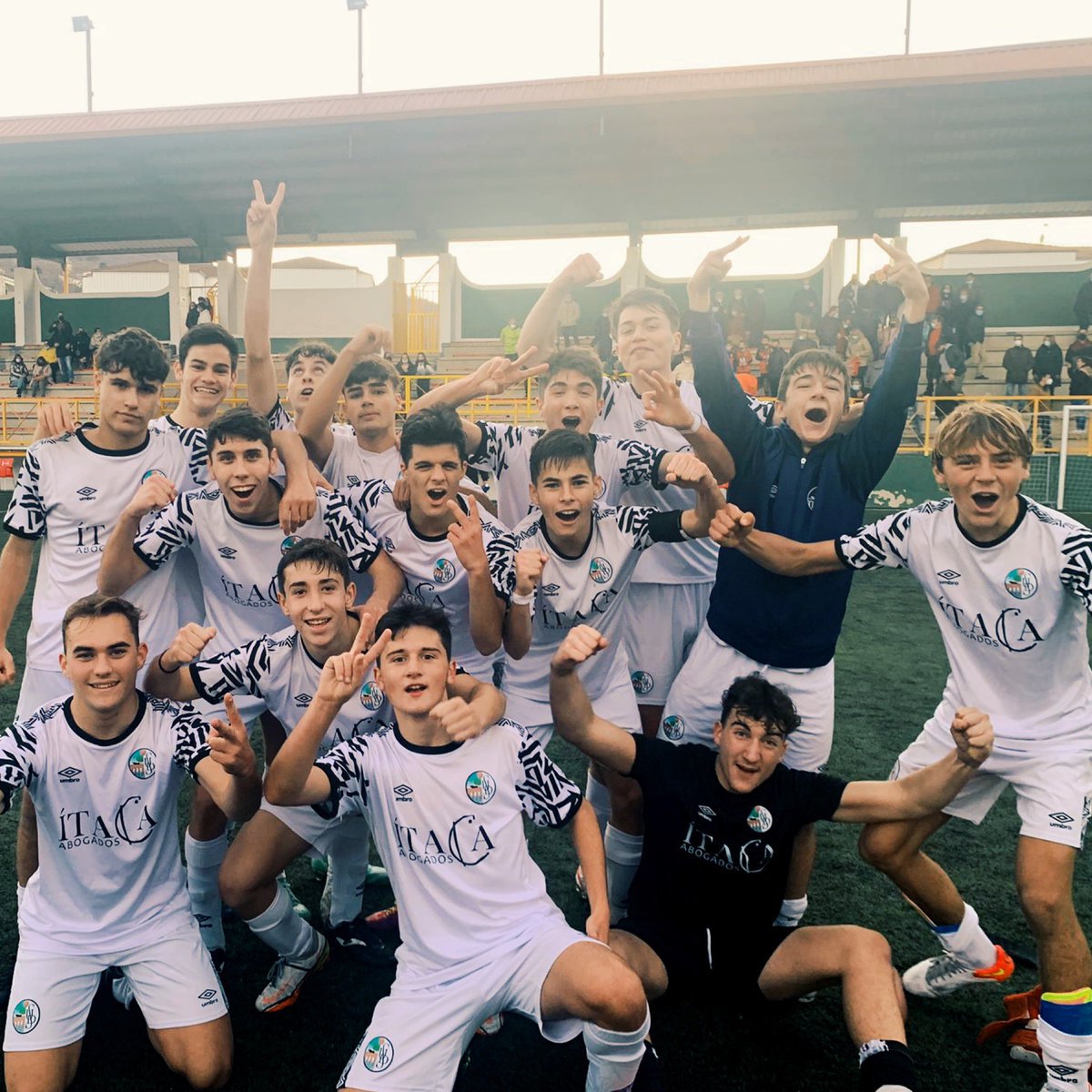 BASE | 🎉¡Victoria del #UDSJuvB de visitante ante el #BejarIndsutrial por 0-2!

IM-PA-RA-BLES 👊🏼👊🏼👊🏼
¡Enhorabuena equipo! 🥳

#FormarParaTransformar 
#HalaUnion 🏳️🏴