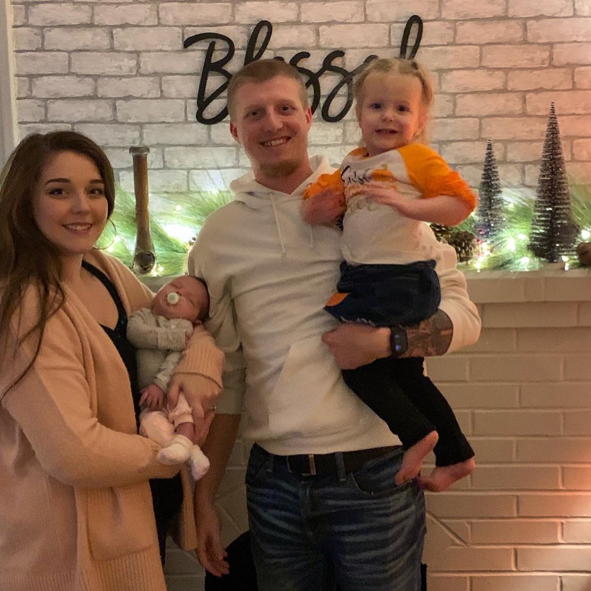Tayrae3045's tweet photo. Our life in a little nutshell 
@kaleb_kaleb2 
👩🏻‍🤝‍👨🏼➡️🤰🏽➡️💍➡️👨‍👩‍👧‍👧 https://t.co/qKJDBFTBWG