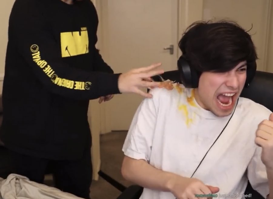 thelorebitch's tweet image. there are two types of mcc support: literally anyone else and then quackity