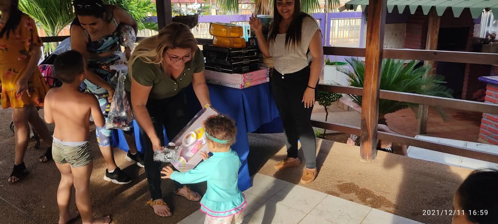 zulia_dip's tweet photo. El dia de hoy 11 de Diciembre se estubo llevando a cabo desde la granja Club La Mansion, La Fiesta Infantil Navideña 🏃con el Fin de agasajar a los hijos de nuestros funcionarios policiales en la misma se estubo entregando cotillones y juguetes en nombre de nuestra direccion DIP. https://t.co/oCLmV4Qp9n