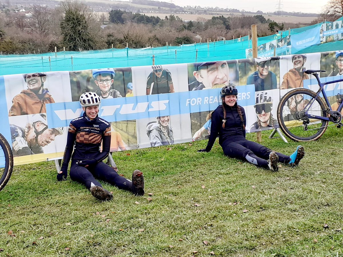 Oh hey it's us @AmiraMellor
Only right we took some photos with our supersized faces @VitusBikes @ClanfieldCx