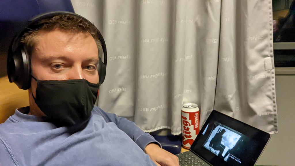 gruß aus dem nightjet 421 amsterdam-kufstein

gut, dass ich viel zu früh am bahnhof war, der zug ist nämlich - abweichend vom fahrplan - eine halbe stunde *früher* abgefahren 🤷‍♂️

<a href="/unsereOEBB/">ÖBB</a> immer für eine überraschung gut 🤣