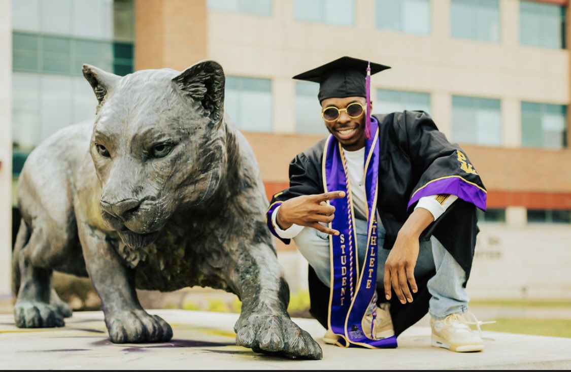 HTX_Curry's tweet photo. Don't tell me the sky's the limit when there are footprints on the moon. It always seems impossible until it’s done. Im finally got my Bachelors in Criminal Justice at The Prairie View A&amp;M University. I cant thank God enough man!🙏🏾👨🏾‍🎓📜#PVGradSwag #pvamu21 https://t.co/EBV0BFJNj0