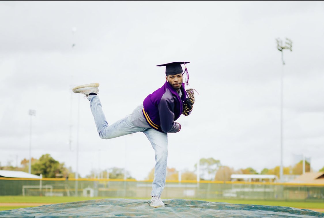 HTX_Curry's tweet photo. Don't tell me the sky's the limit when there are footprints on the moon. It always seems impossible until it’s done. Im finally got my Bachelors in Criminal Justice at The Prairie View A&amp;M University. I cant thank God enough man!🙏🏾👨🏾‍🎓📜#PVGradSwag #pvamu21 https://t.co/EBV0BFJNj0