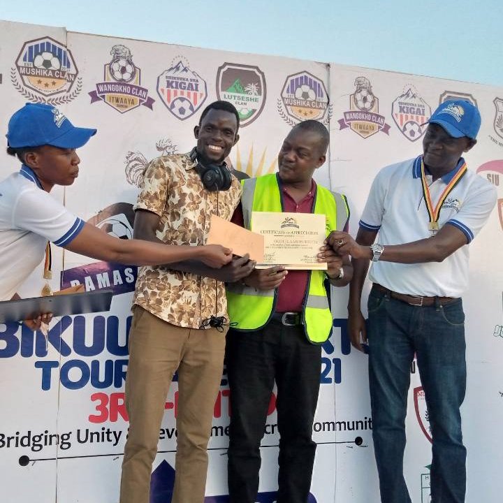 AaronOkotel's tweet photo. I was recognized as the best media Personality by the organizers of Bamasaba Bikuka
#Wakoko_clan beat #Halasi 2-1 to win the 3rd edition.
@OfficialFUFA https://t.co/z6jbZ0wD09