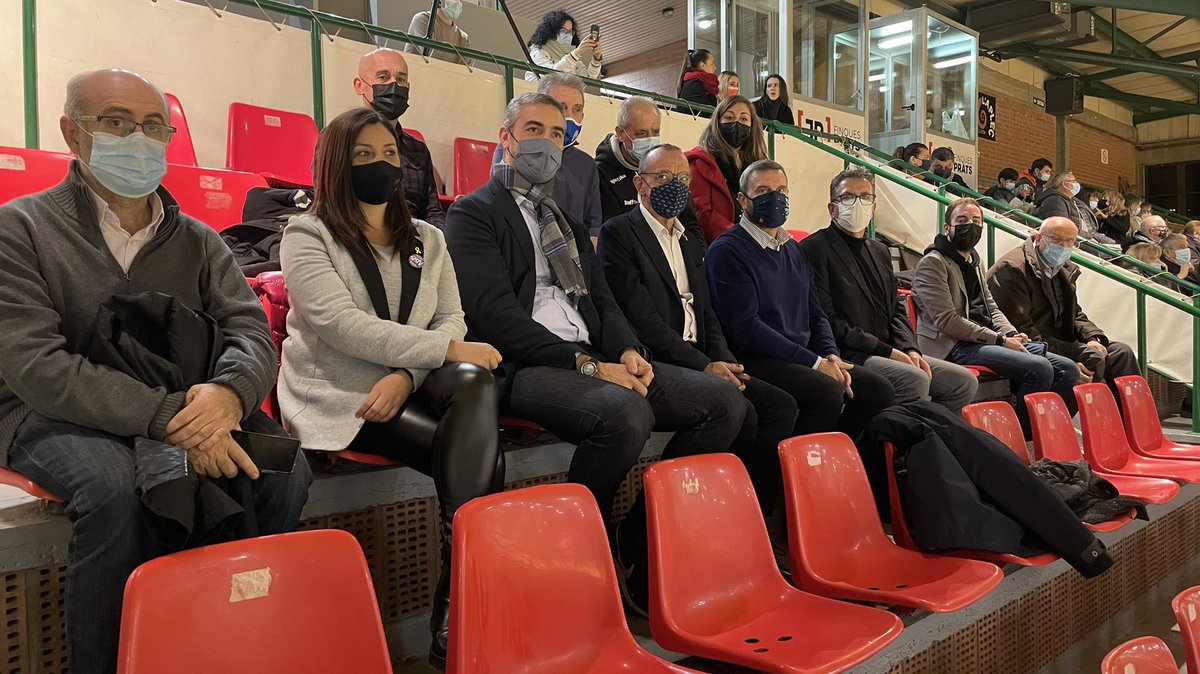 LoJoan's tweet photo. 155.000 vacunes després, molta dedicació del col•lectiu sanitari i comprensió de la ciutadania, el Pavelló Onze de Setembre torna a ser la casa del @LleidaLlista per competir com els millors. Emotiu homenatge al temps que ha estat centre de vacunació i a @Divinafajust. https://t.co/6UQHU0mQyZ