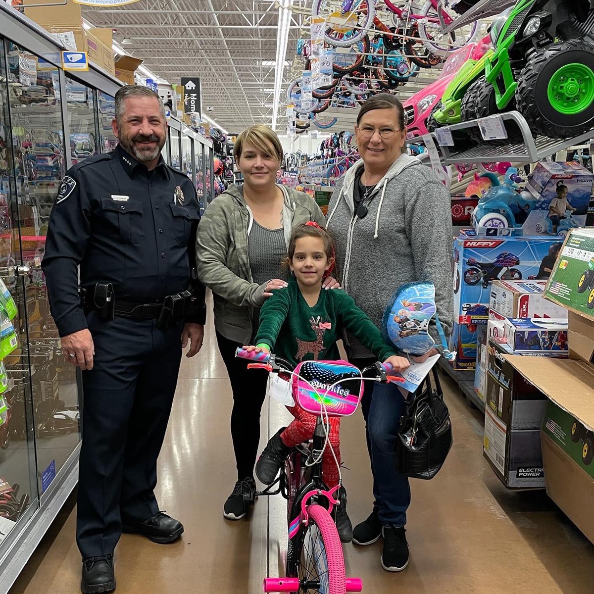GilbertPolice's tweet photo. There were a lot of smiles this morning as we ran around the aisles checking off Christmas wish lists for #ShopWithACop. πππ
#GilbertPD was one of several east valley agencies to participate in this special day.
Thank you to everyone who made today possible! π https://t.co/XhI7HwV1a9