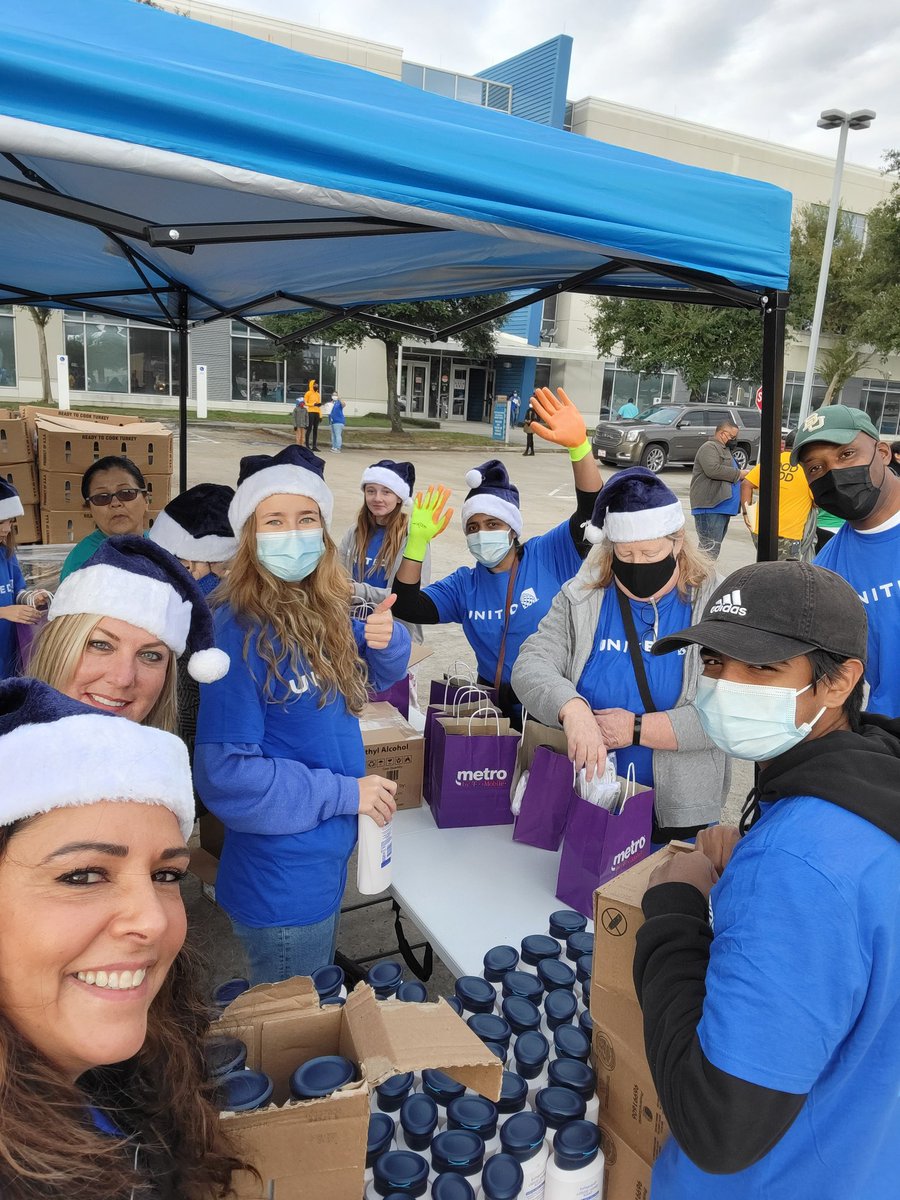 The IAH UA family came out in full force in support of the @HISD community, handing out 1,000 holiday meals to families throughout the district. Thanks HISD and HFB for a great event! @AndyJamison2 @jcromeo77 @philgriffith63 @dagonzalez7 @united @aaronstash @LeoBoc7 #beingunited
