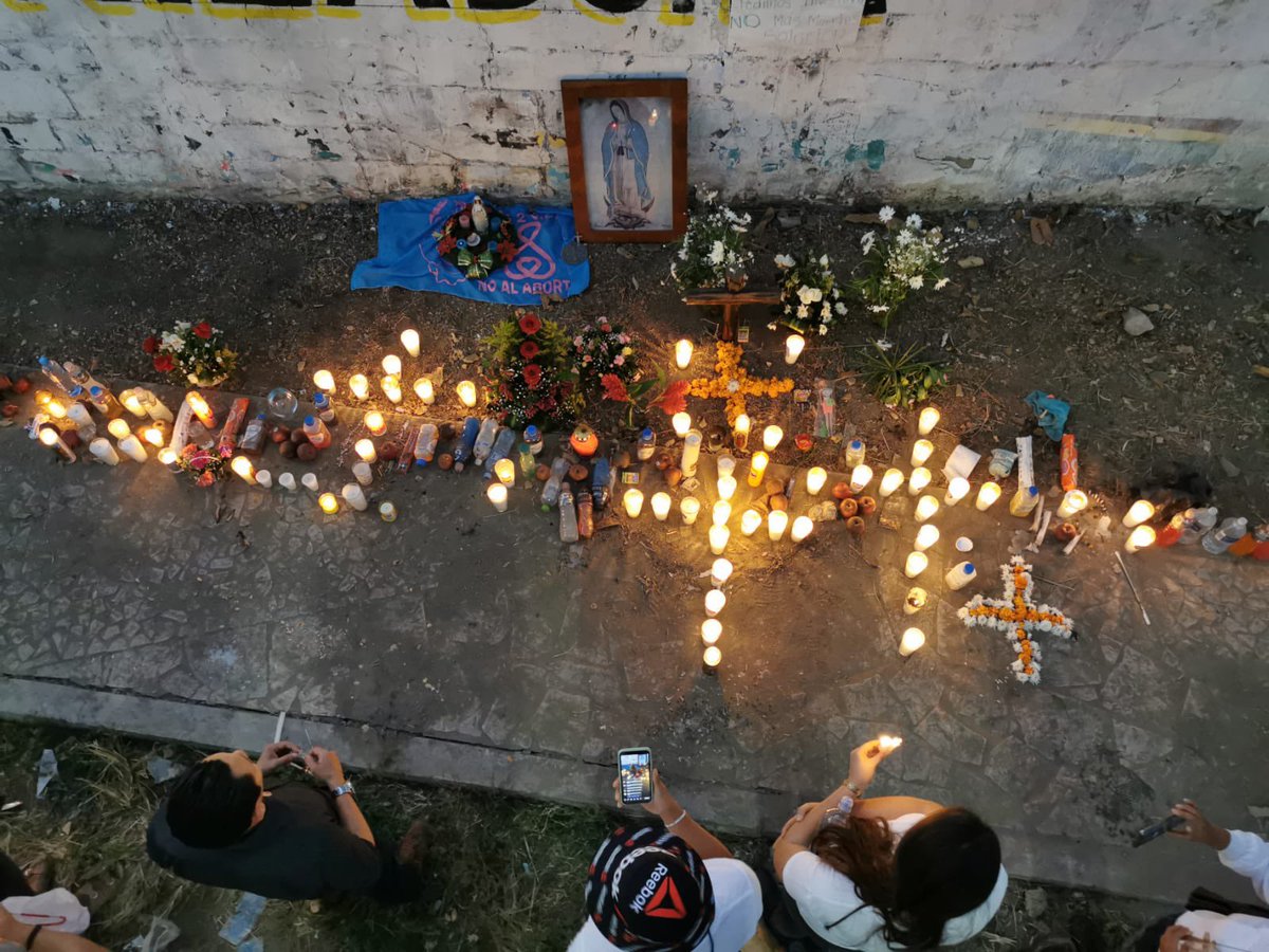 GabyCoutino's tweet photo. Con tragedia #Migrantes #Centroamericanos en #Chiapas, colapsan servicios públicos. Los heridos son llevados a diferentes hospitales, las ambulancias no bastaron y para atención de los fallecidos, estos fueron distribuidos en #SEMEFOS local y de #Tonalá y #Pijijiapan https://t.co/Efd5MziWaL