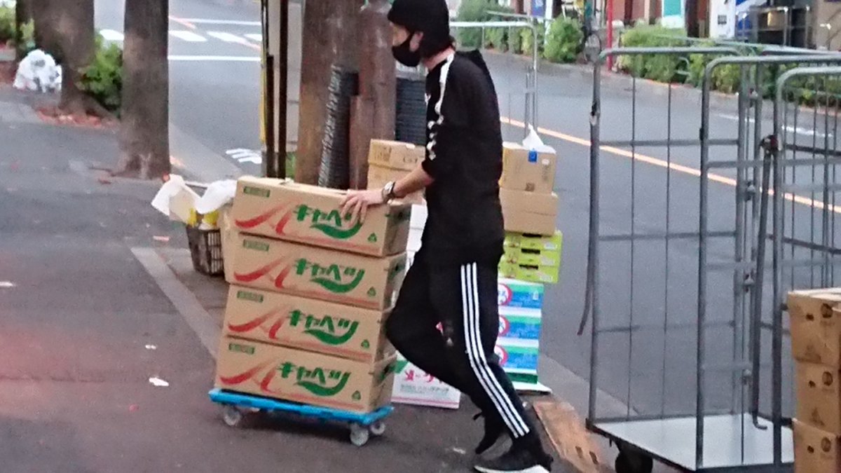 uncutbigdick's tweet photo. 近所のスターフルーツのお兄さん、カッコいいなぁ！ https://t.co/iGd9aSUmOi
