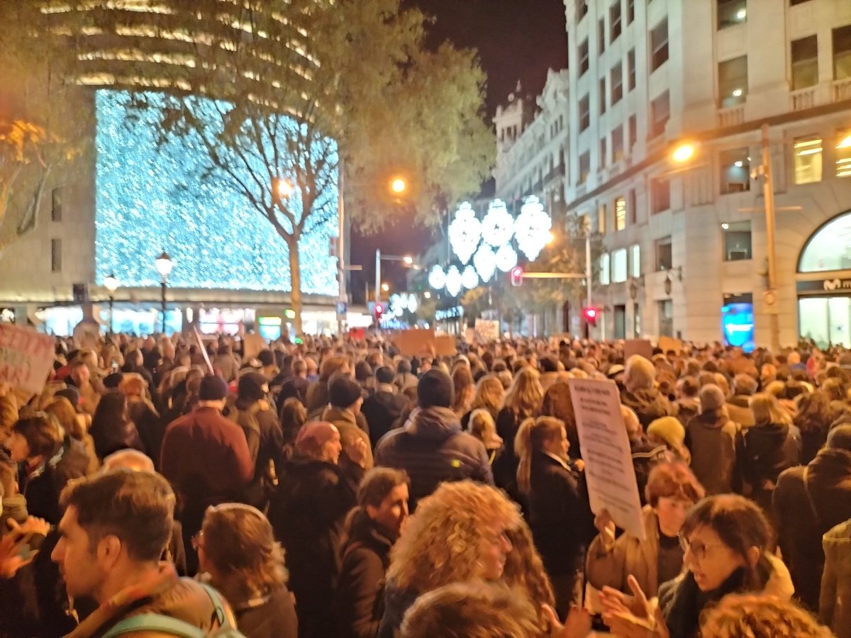 ponia79's tweet photo. Barcelona! No a la dictadura sanitaria! https://t.co/WpTvaYwFdC