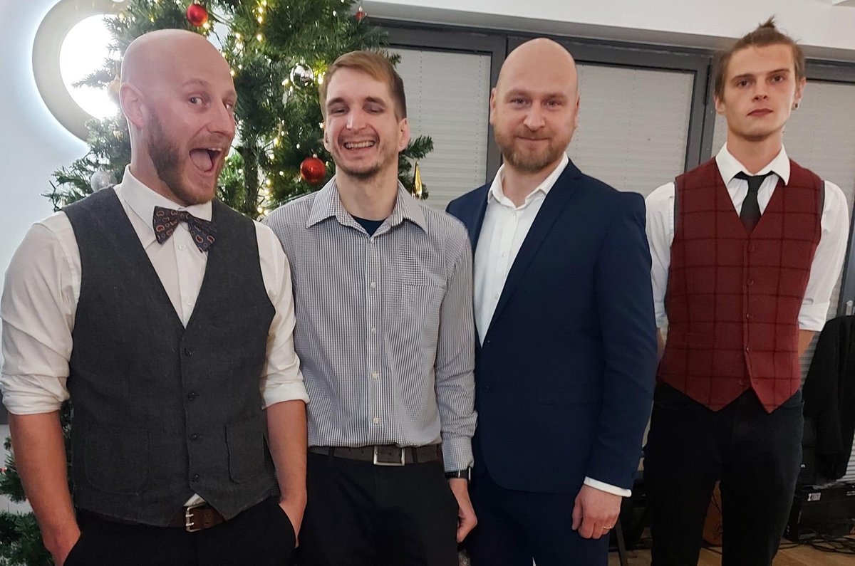 UkMixtape's tweet photo. Mixtape out of a Christmas party! #livemusic #Mixtape #ChristmasTree #scrubupwell https://t.co/Z1t6rjyNm6