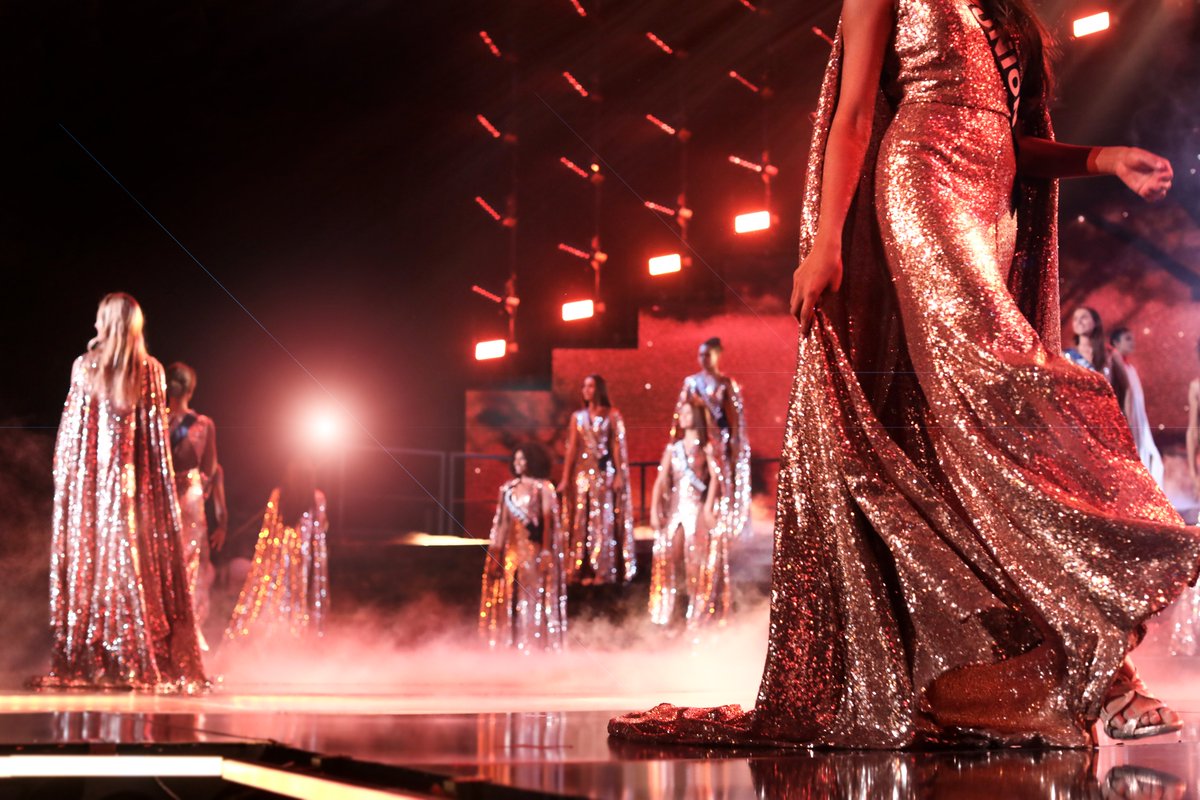 La cérémonie #MissFrance2022 est officiellement ouverte ✨ 
RT si vous aussi vous regardez cet incroyable show en direct sur <a href="/TF1/">TF1</a>🔁