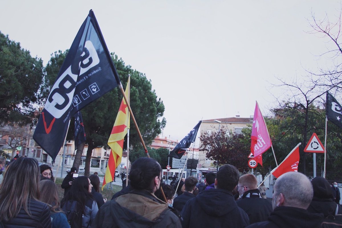 👅 || Ahir a la manifestació de Canet vam deixar clar que volem una educació en català. Les seves sentències no ens atemoriran per defensar la nostra llengua.

✊🏽 El dijous que ve, els instituts anem a la #Vaga16D.