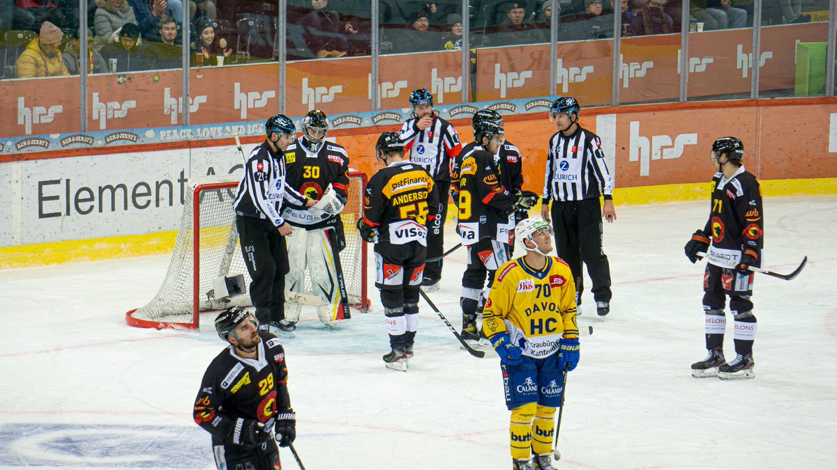 scbern_news's tweet photo. 1 Gegentreffer im Mitteldrittel 😱 Wir führen gegen den @HCDavos_off nach 40 Minuten mit 2:1. #SCBern #SCBHCD https://t.co/sW1SyRlJsY