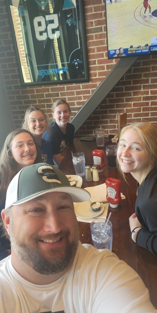 BanditsCrowe16u's tweet photo. When a few of my girls are back from college and want to eat lunch of course I tag along.  @GracynMillsaps @KatelynnCrowe4 @mere_harwood @paytonbaker03 #forevermygirls https://t.co/pxScdcPedg