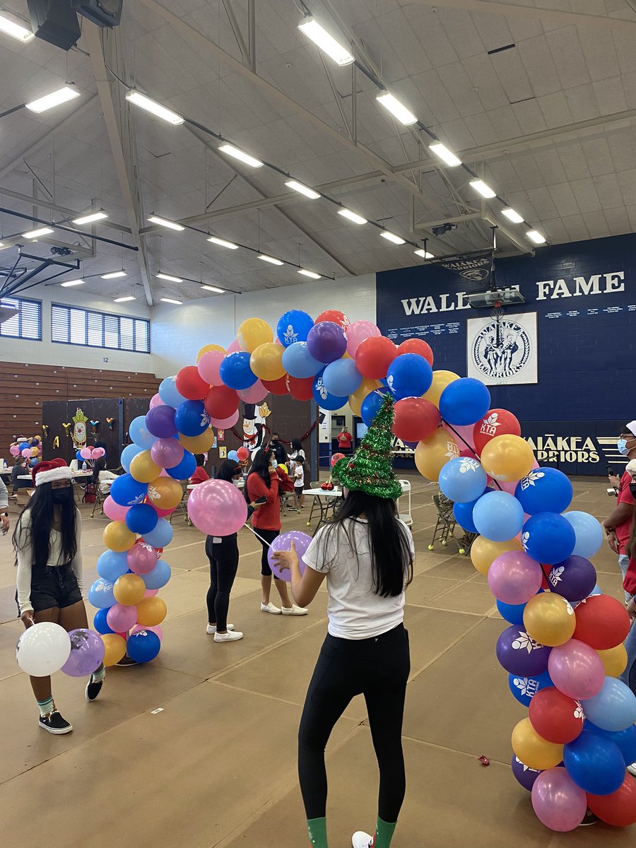 A most festive 🎄 Keiki Vaccination Clinic <a href="/ktasuperstores/">KTA Super Stores</a> <a href="/WaiakeaHigh/">Waiakea High School</a> <a href="/HIDOE808/">Hawai‘i Public Schools</a> with the cheerful 🎉 support of the Health Services Academy students