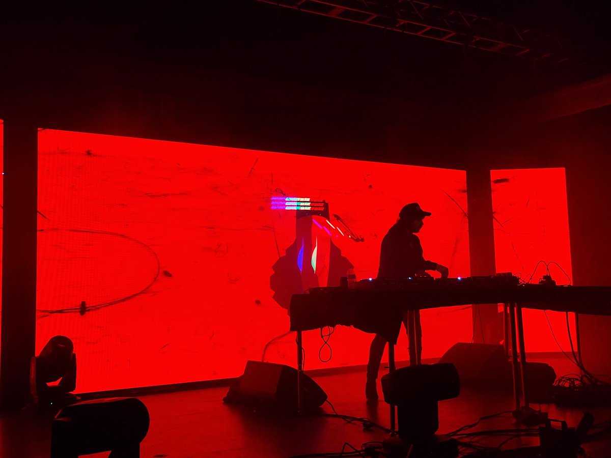 jjimenezjj's tweet photo. Thanks for having me, @MUSTDIEmusic ! Here are a few of my fav pics I took from last night 🎧 https://t.co/fDNzMTqdKh