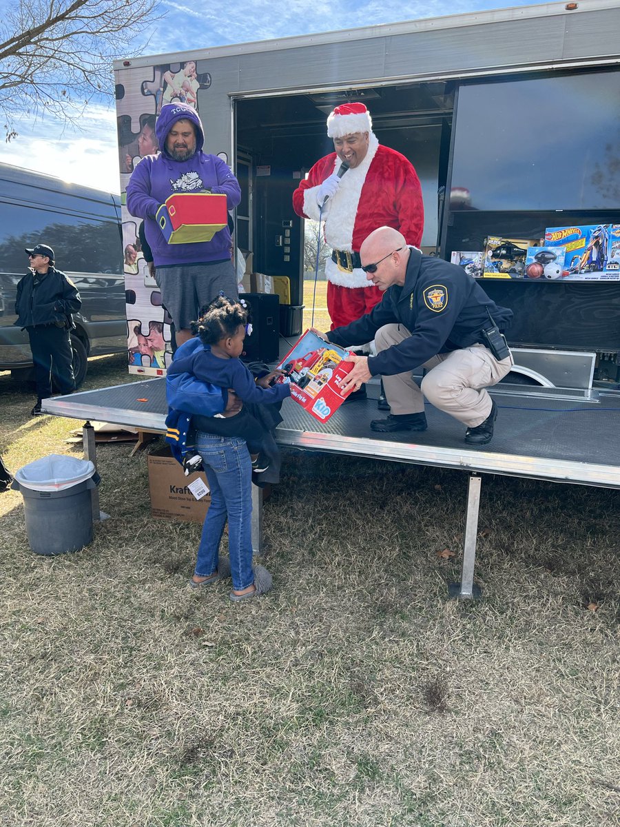 fwpdchiefnoakes's tweet photo. Another wonderful @fortworthpd and #METRO #Christmas event at Rosedale Plaza Park in #StopSix. Thanks to all who came out and participated! @FortWorthParks https://t.co/R7wharqtRb