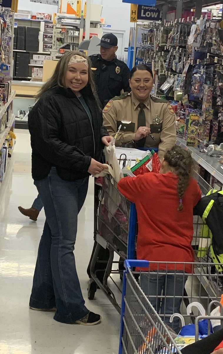 THPLawrencebur's tweet photo. @THPLawrencebur loved being a part of Shop with a Cop organized by the Giles County Fraternal Order of Police. Sergeant Ellis and Troopers Orr, Wordeman, Clendenen were assigned a child to shop with. The smiles were the best part. #MerryChristmas https://t.co/srlMxxvT0h
