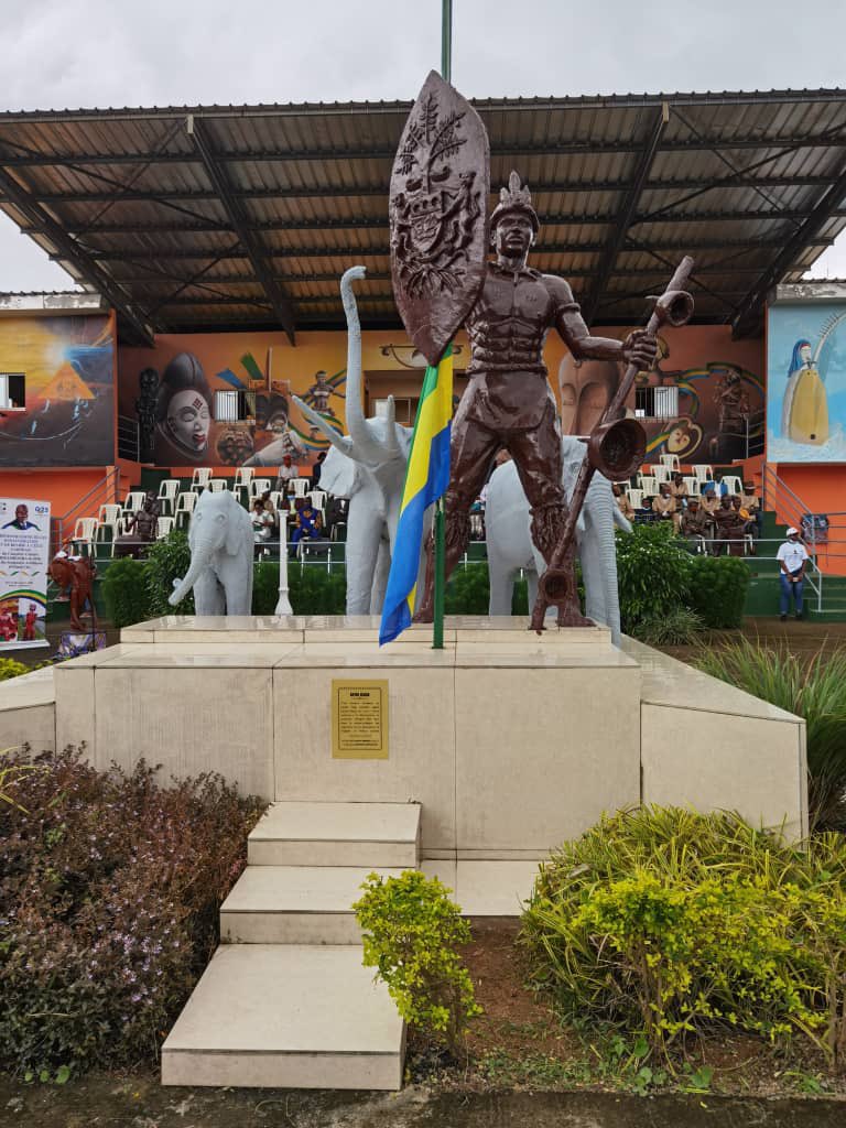 mickhail_ndong's tweet photo. ainsi que le Complexe Culturel Odzambogha à l’Etat Gabonais, représenté par le Préfet de l’#Okano.

- Une salle de conférence de 250 places
• Une salle multimédia  
• Une bibliothèque de 10.000 ouvrages
• Des sculptures et des fresques qui retracent l'histoire du peuple #Fang https://t.co/CN6003mjpH