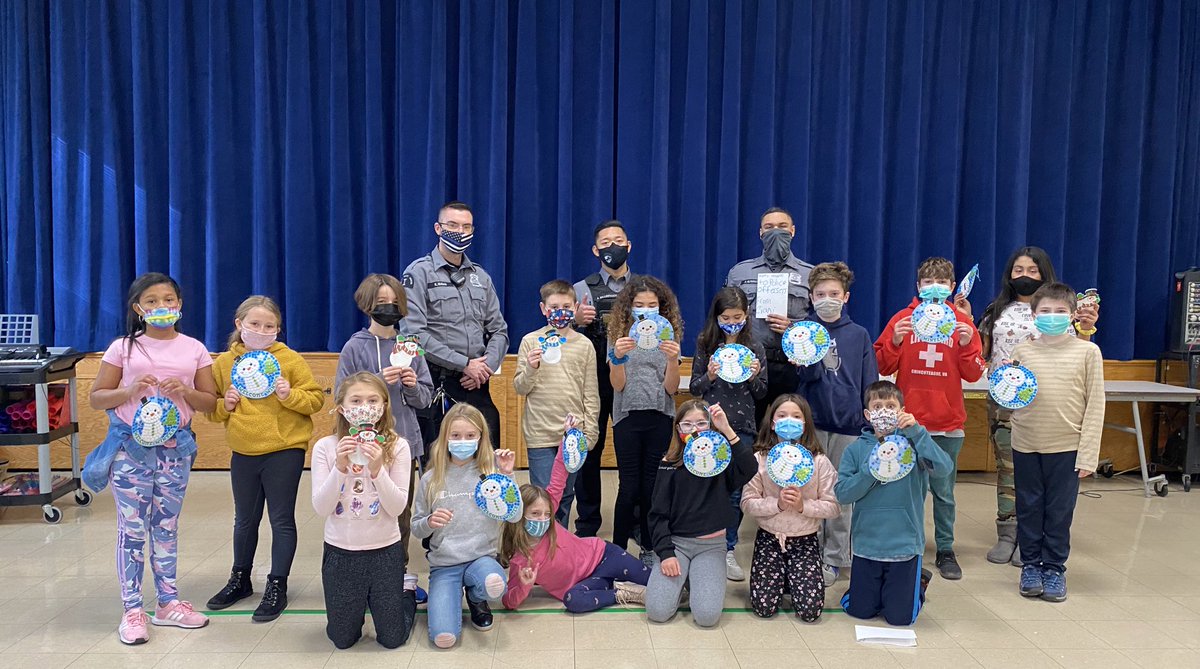 Special thanks to our friends from the Collingswood Police Department! Holiday craft fun! <a href="/Colls_ZaneNorth/">Mr. Santo</a> <a href="/CollingswoodPd/">Collingswood Police</a> #collsedu