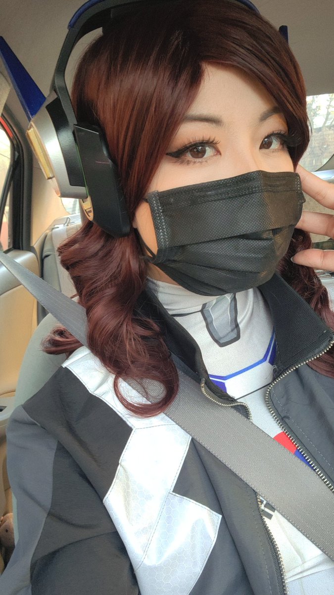vickybunnyangel's tweet photo. Dva in your area! On the way to judge the cosplay contest for @TorontoDefiant 's Holiday Bash!
#overarching #Dva https://t.co/Ku1LxWP5Du