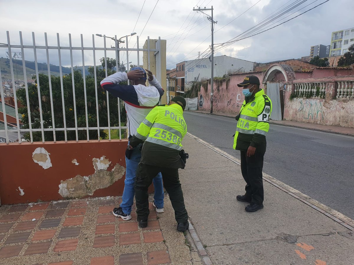PoliciaMTunja's tweet photo. Realizamos #PlanBaliza 🚨 en el antiguo Terminal de Transporte #METUN, adelantando actividades de prevención de registro a personas, con el fin de garantizar la tranquilidad y seguridad de la comunidad del sector.
#EsUnHonorSerPolicía https://t.co/LdddkHjEx2