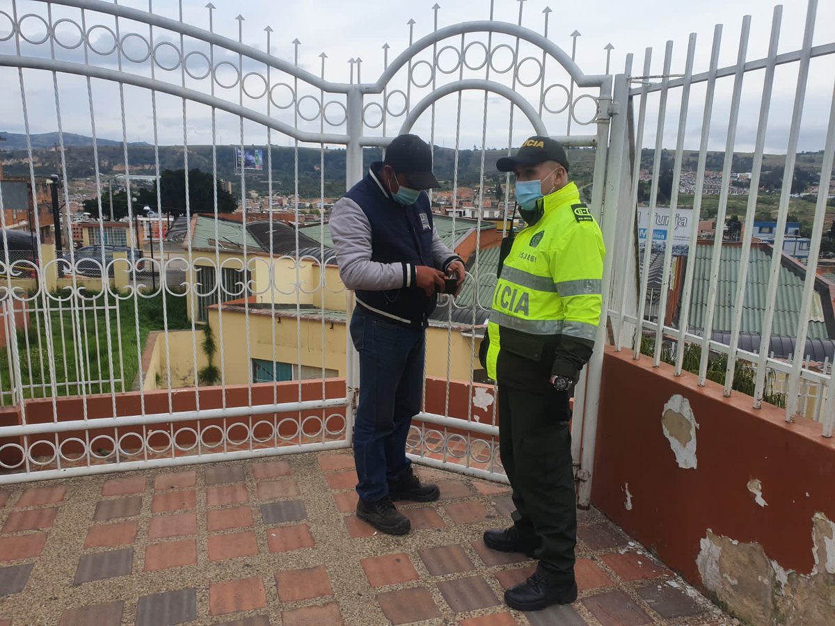 PoliciaMTunja's tweet photo. Realizamos #PlanBaliza 🚨 en el antiguo Terminal de Transporte #METUN, adelantando actividades de prevención de registro a personas, con el fin de garantizar la tranquilidad y seguridad de la comunidad del sector.
#EsUnHonorSerPolicía https://t.co/LdddkHjEx2