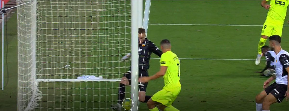 🚨🚨🚨 ERROR DEL VAR 🚨🚨🚨

Sí hay gol del Elche en el partido ante el Valencia en el minuto 88. Incomprensiblemente, el VAR elige la segunda toma (donde el balón no está completamente dentro) para decidir que NO es gol. Sin embargo, antes, el balón SÍ ESTÁ DENTRO (primera toma)