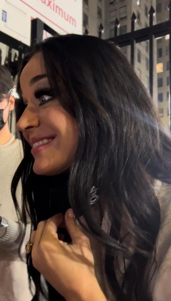 nirvanasync's tweet image. Katy loira é super comum parece qualquer mulher estadunidense agora morena é a Katy Perry