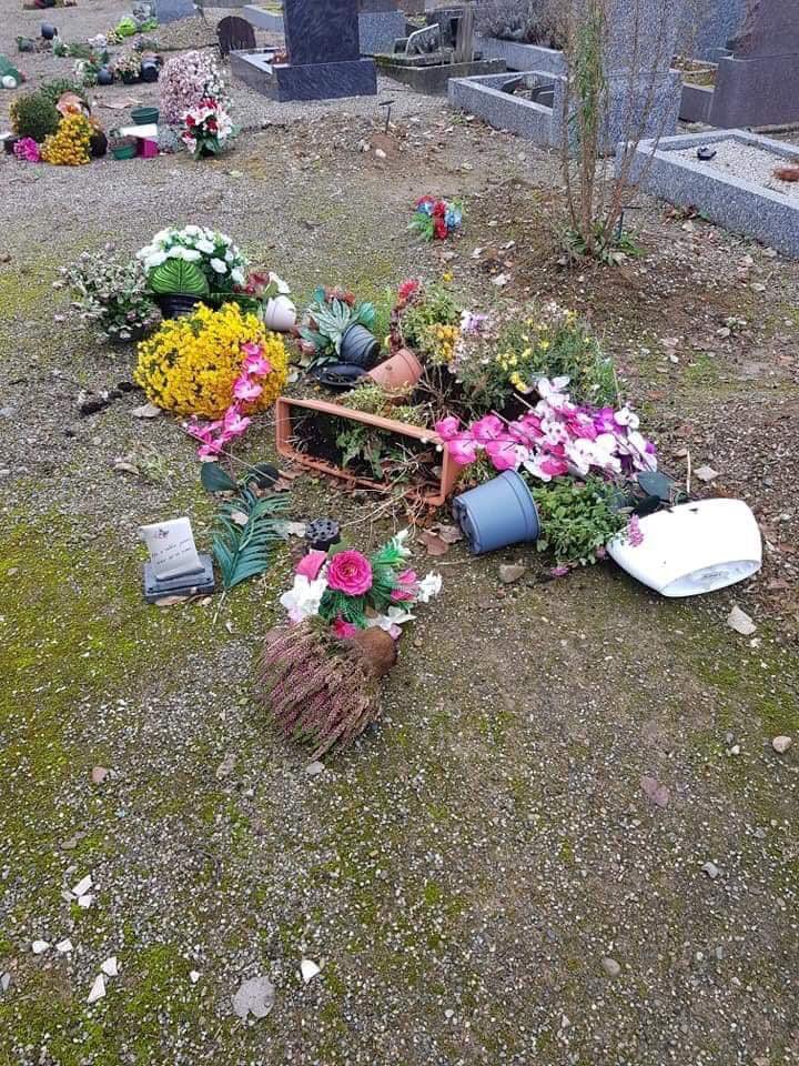 [#profanation - #Mulhouse ]
Profaner un cimetière c’est toucher à l’humanité 

Cet acte est honteux. 🤬

Soutiens et solidarité avec les familles touchées et les citoyens de confession musulmanne